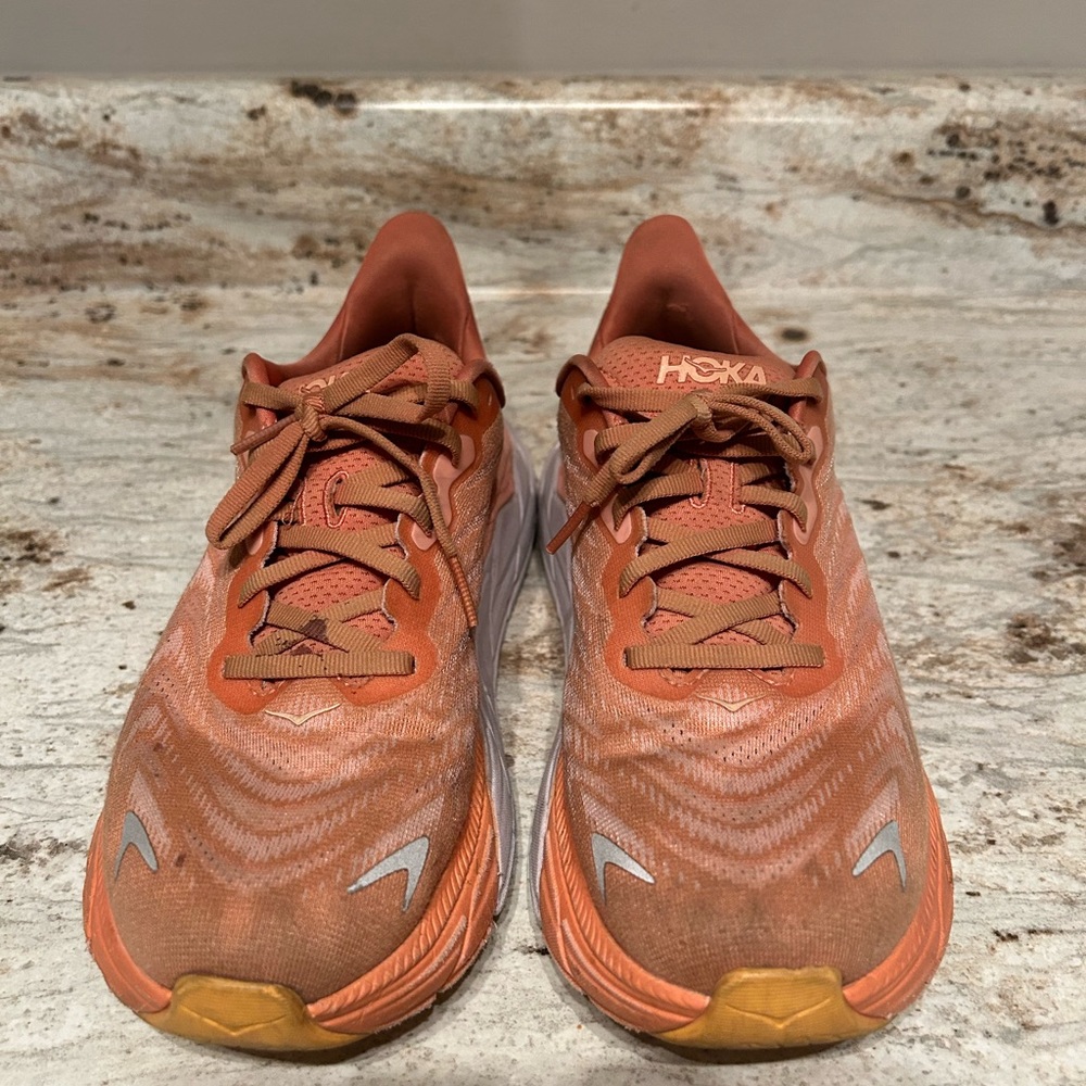 HOKA Womens 8.5 Arahi